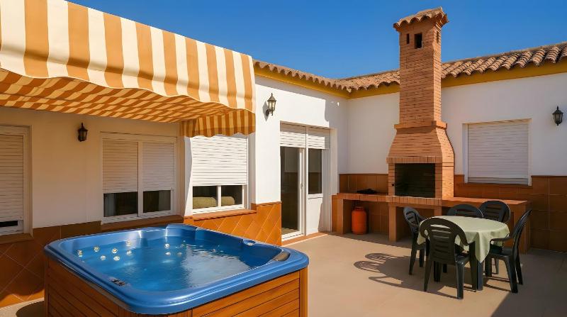 El Palmar Terraza y Jacuzzi exterior agua caliente cerca de la playa - image 5