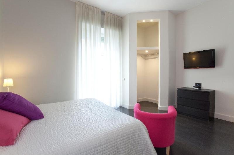 Deluxe Double Room with Balcony image 4