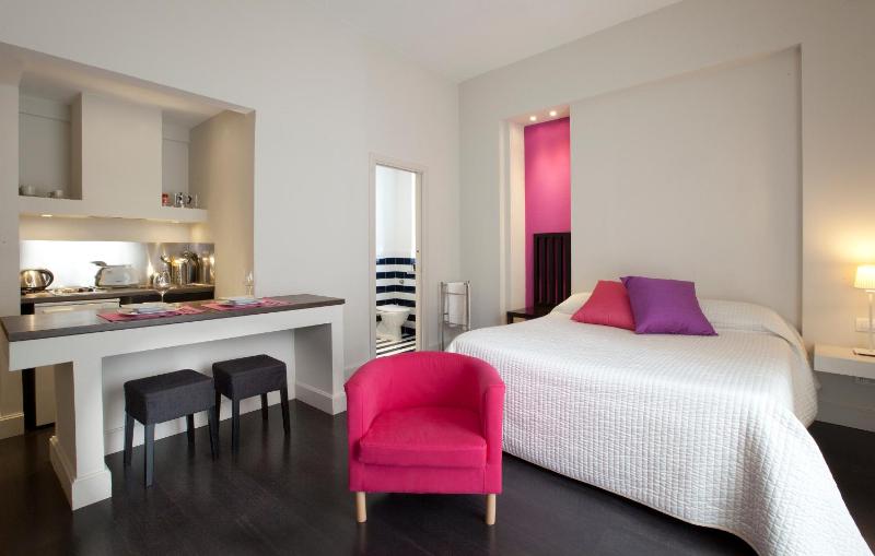 Deluxe Double Room with Balcony image 2