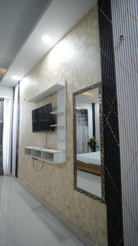 Arista Stays I Large Private Studio in Gaur City Center I Self Check-In I Near Noida Sector 62 & Delhi NCR - image 2