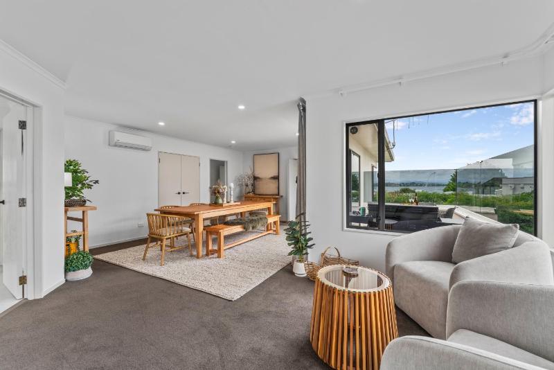 Pataka Lookout - 3 bdrm walk to the lake - image 1
