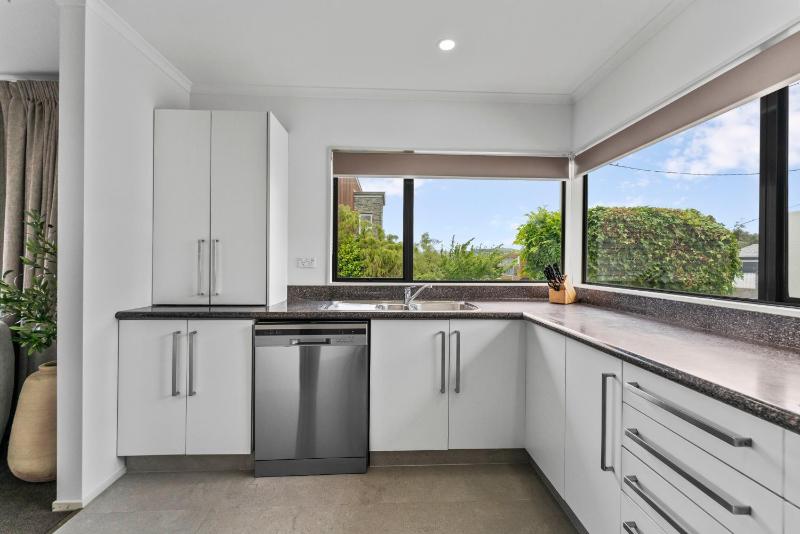 Pataka Lookout - 3 bdrm walk to the lake - image 16
