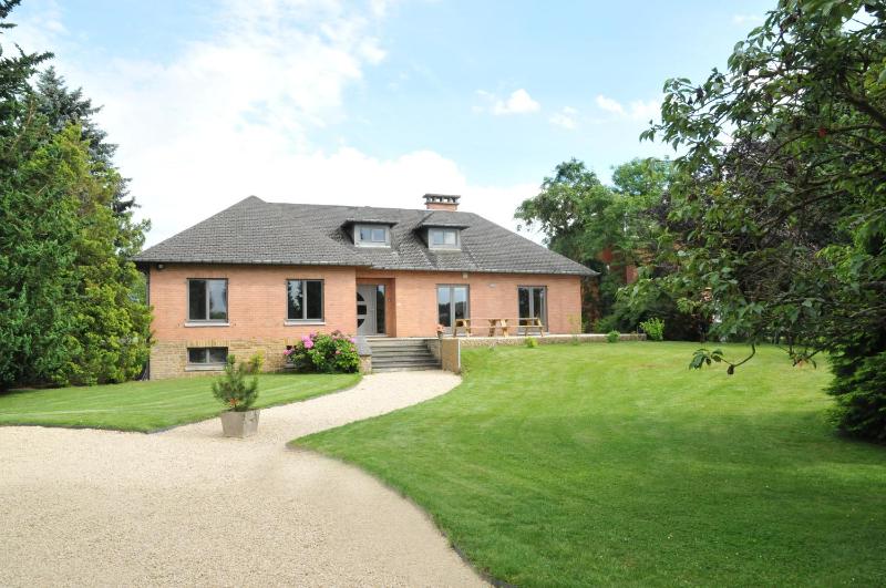 Seven-Bedroom House image 4