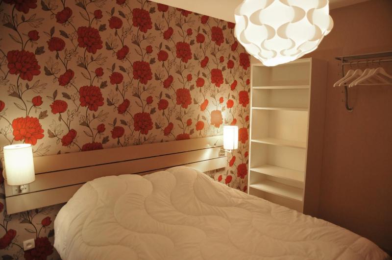 Seven-Bedroom House image 2