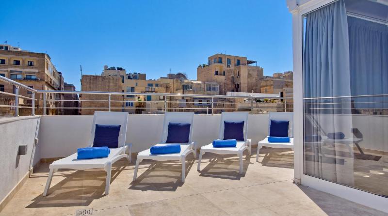 Valletta Luxury 4-Bedroom Duplex with Stunning Sea Views Private Terrace and Jacuzzi - image 14
