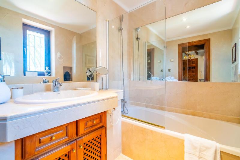 Cubo's Mountain Bayview Luxury Villa - image 49