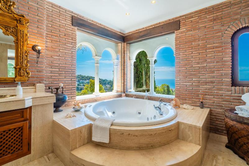 Cubo's Mountain Bayview Luxury Villa - image 50