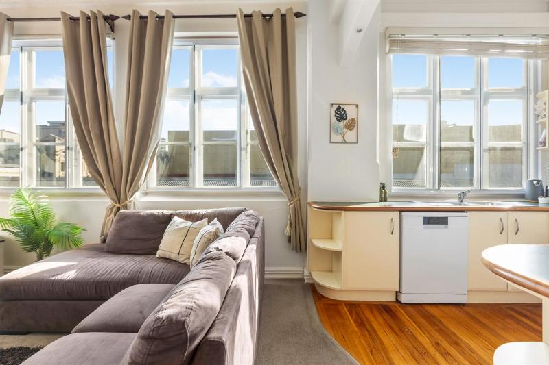 The Nest - Central Sunny & Spacious Loft - image 30