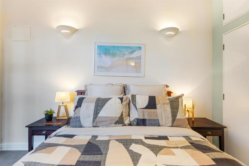 The Nest - Central Sunny & Spacious Loft - image 17