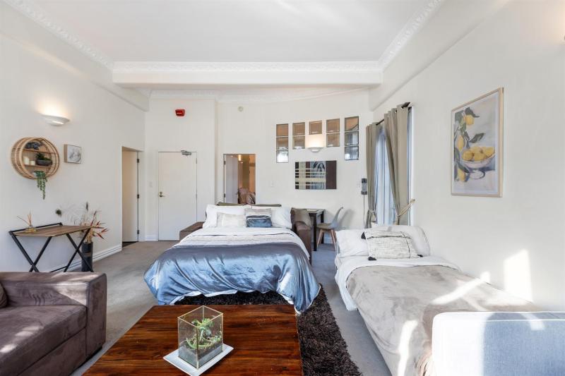 The Nest - Central Sunny & Spacious Loft - image 11
