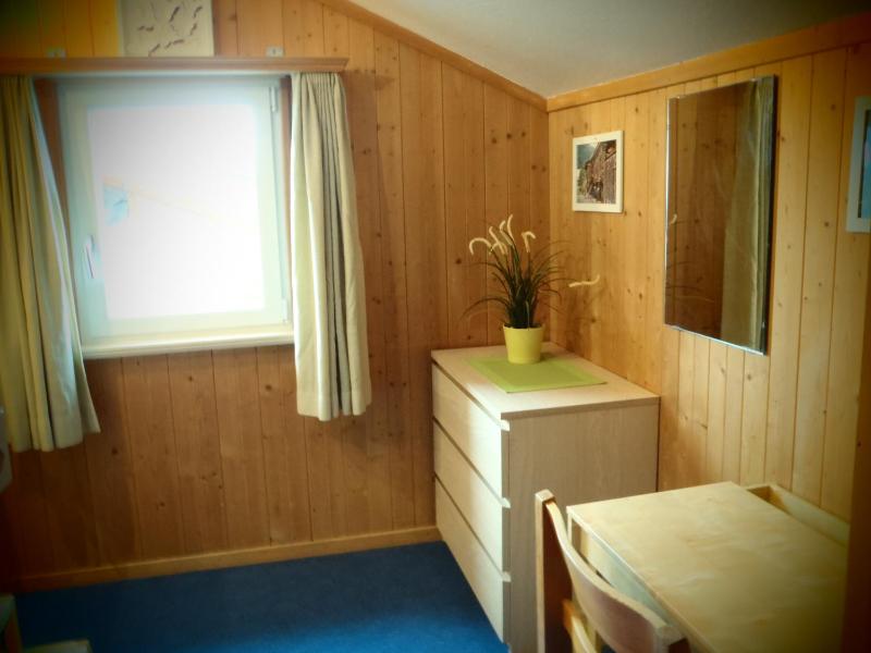 Single Room with Shared Bathroom image 3