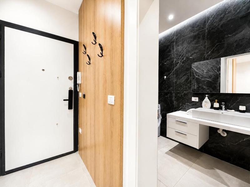 Aron's Apartment 206 - image 2