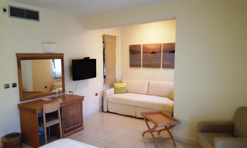 Standard Quadruple Room image 2