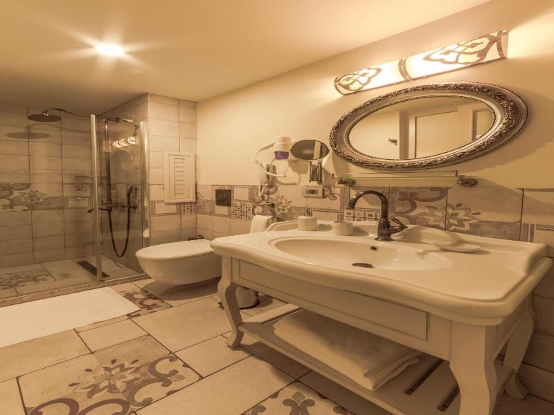 Double or Twin Room with Side Sea View image 3
