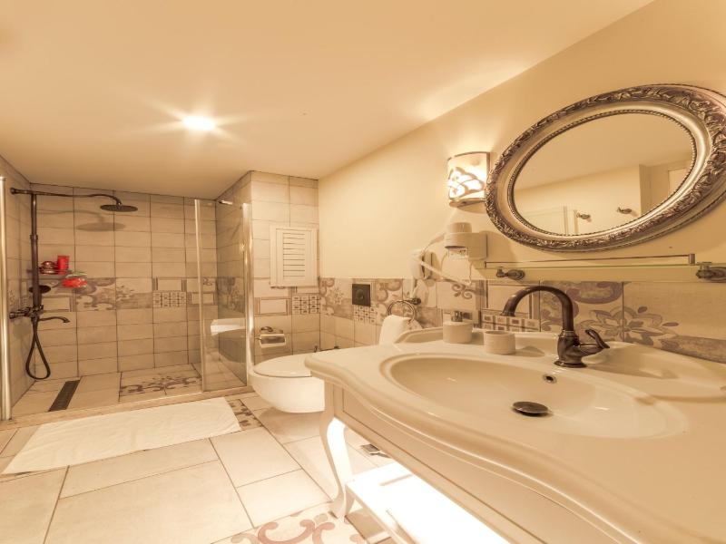 Standard Double or Twin Room with Sea View image 3