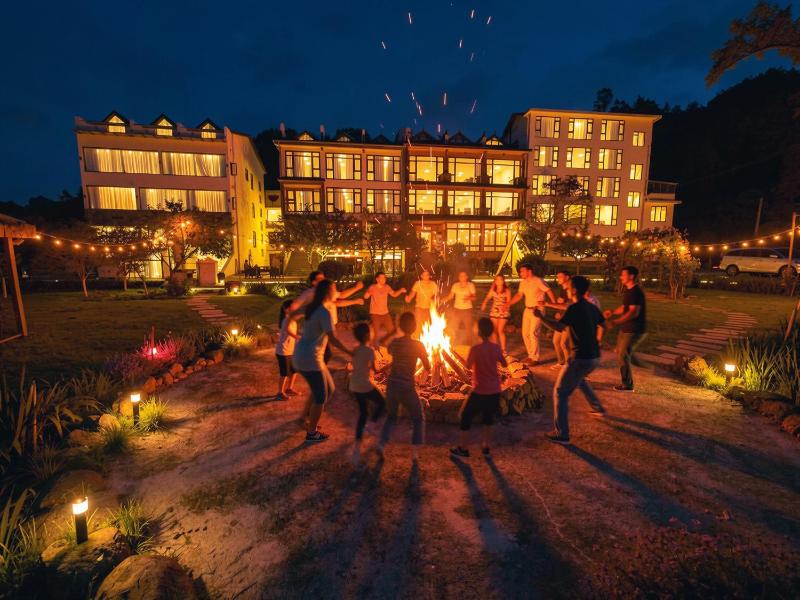 Inshan Mountain Boutique Lodge Near Zhangjiajie National Forest Park South Gate With Garden Mountain Views Traditional Chinese Residence Style Quiet Retreats For Travelers Seeking Nature And Seclusion - image 12