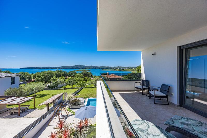 Villa Pergosa near Medulin for 8 persons with 38 m2 pool sea view - only 200 meters from beach - image 50