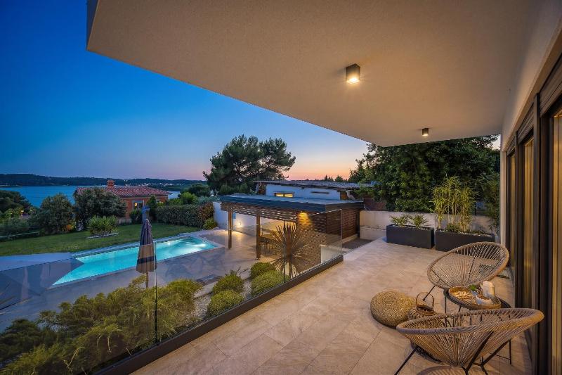 Villa Pergosa near Medulin for 8 persons with 38 m2 pool sea view - only 200 meters from beach - image 7