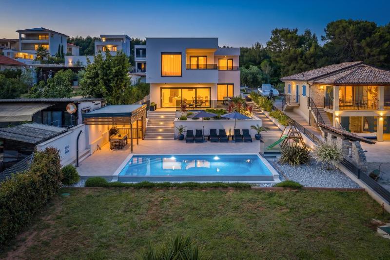 Villa Pergosa near Medulin for 8 persons with 38 m2 pool sea view - only 200 meters from beach - image 38