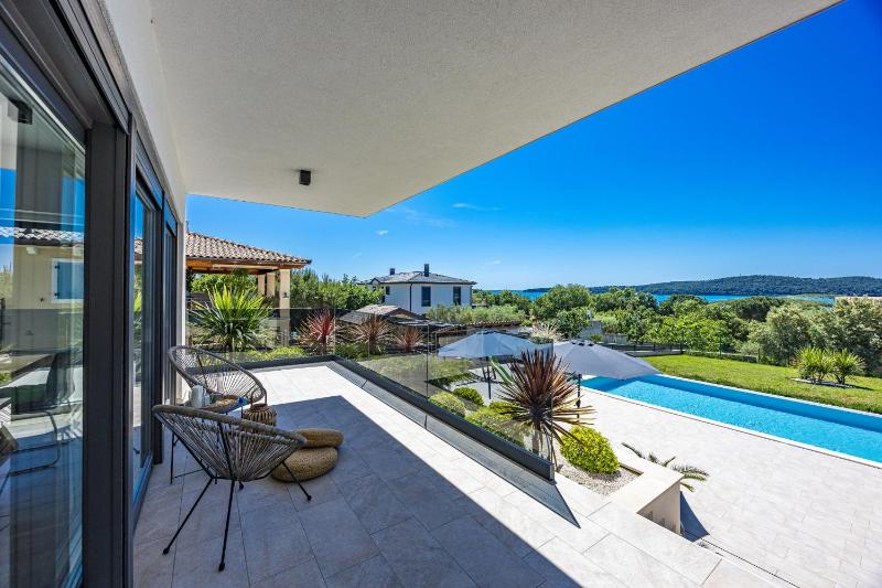 Villa Pergosa near Medulin for 8 persons with 38 m2 pool sea view - only 200 meters from beach - image 12