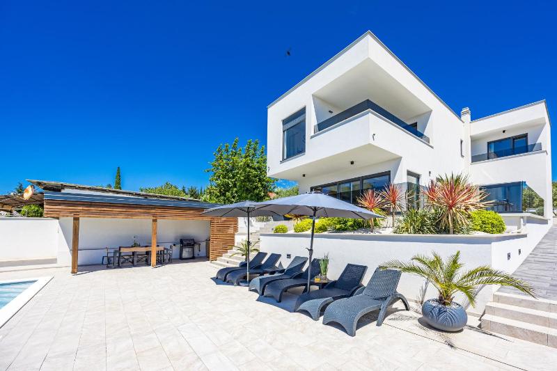 Villa Pergosa near Medulin for 8 persons with 38 m2 pool sea view - only 200 meters from beach - image 16