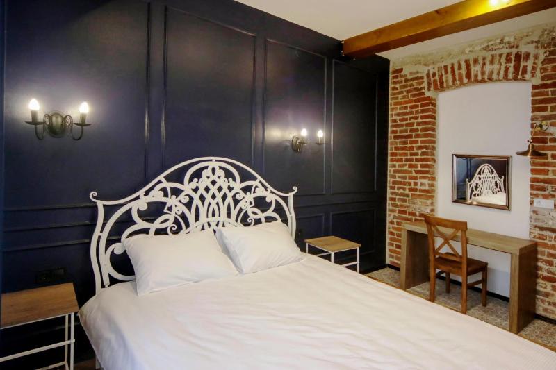 One-Bedroom Apartment image 3