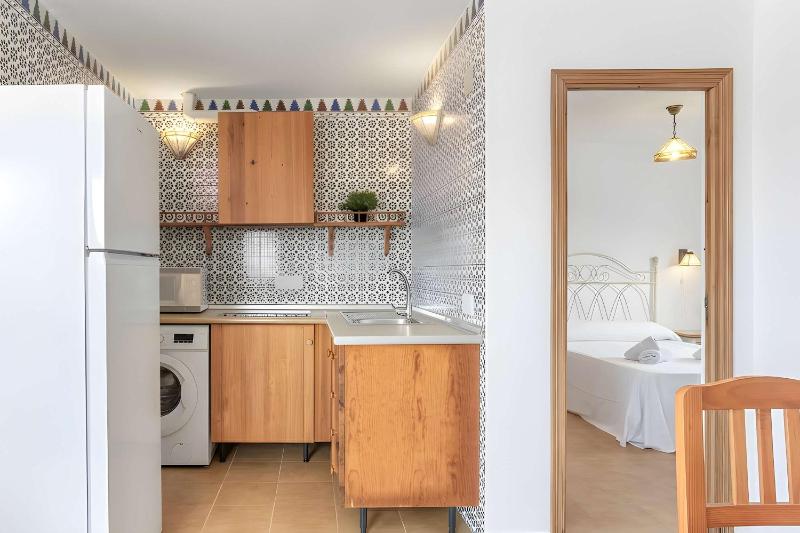 Apartamento con piscina compartida a 2 km de las playa - image 13