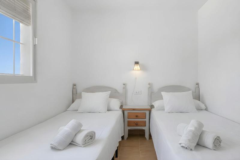 Apartamento con piscina compartida a 2 km de las playa - image 24