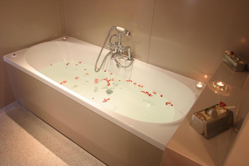 The Oak Suite image 3