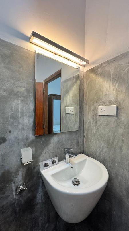 Apartment B W Kitchen 5 Mins Beach 20 Mins Airport - image 7