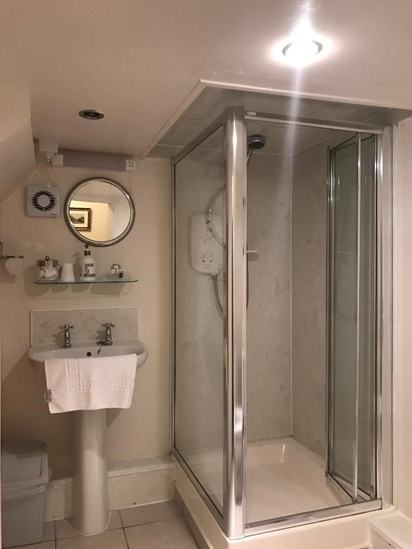 Twin Room with Shared Bathroom image 3
