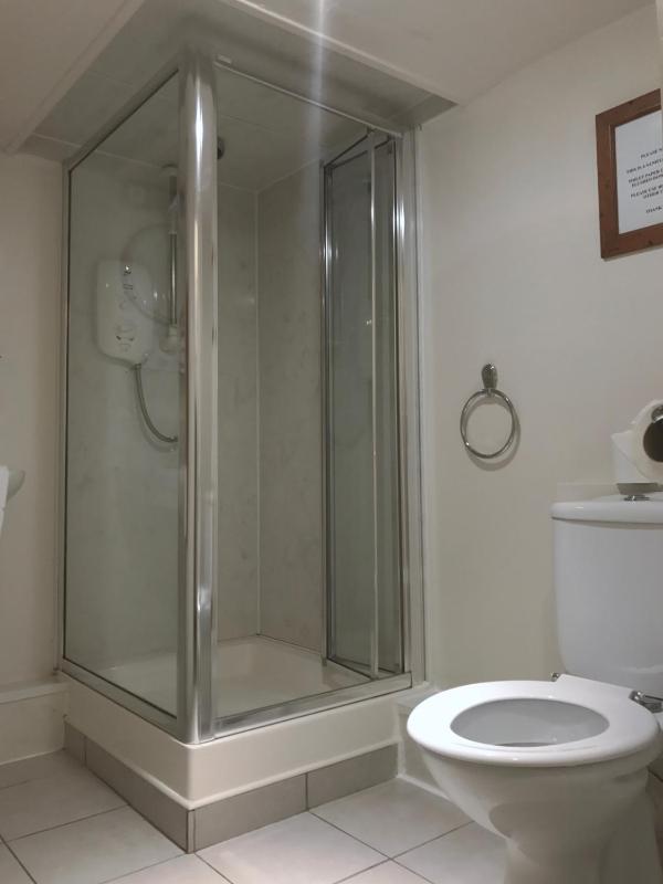 Twin Room with Shared Bathroom image 2