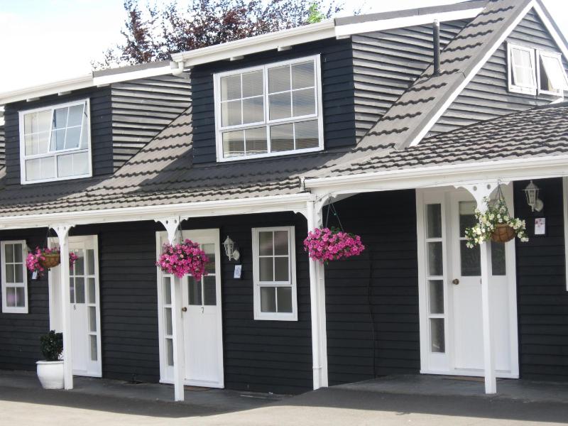 Cottage Mews Motel - image 21