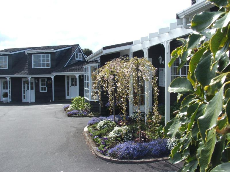 Cottage Mews Motel - image 10