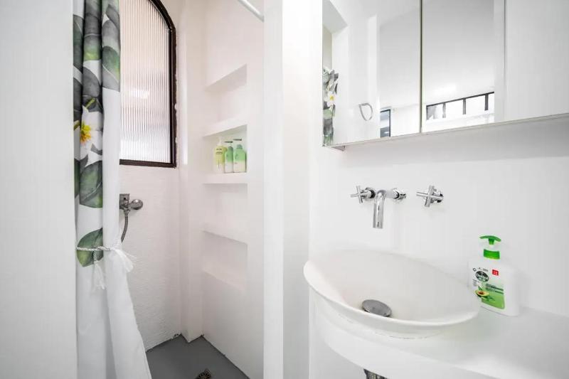 Charming Lodge with Lujiazui Night View Steps to The Bund & Metro Lines 10 & 12-Cloudy Joy Home - image 4
