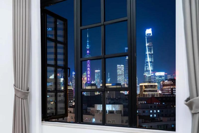 Charming Lodge with Lujiazui Night View Steps to The Bund & Metro Lines 10 & 12-Cloudy Joy Home - image 9