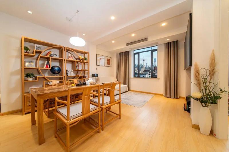 Charming Lodge with Lujiazui Night View Steps to The Bund & Metro Lines 10 & 12-Cloudy Joy Home - image 6