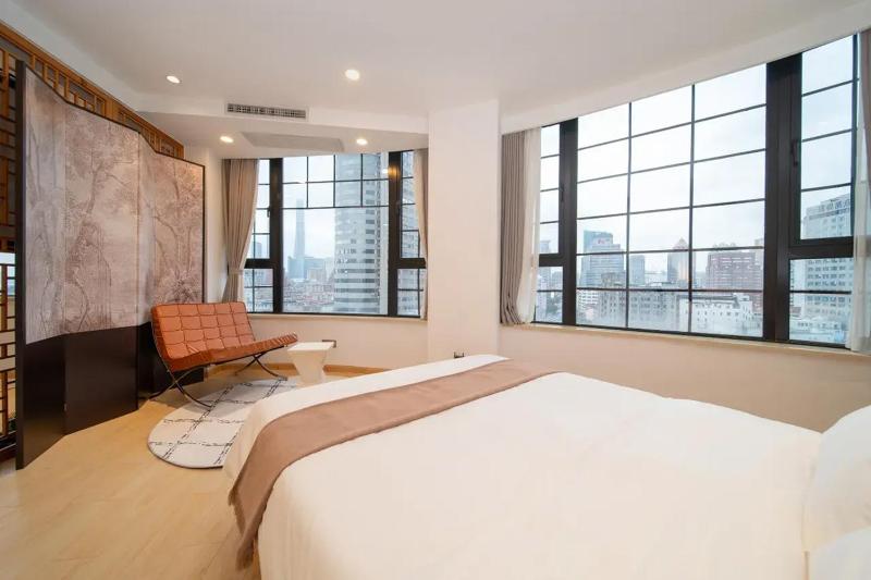 Charming Lodge with Lujiazui Night View Steps to The Bund & Metro Lines 10 & 12-Cloudy Joy Home - image 16