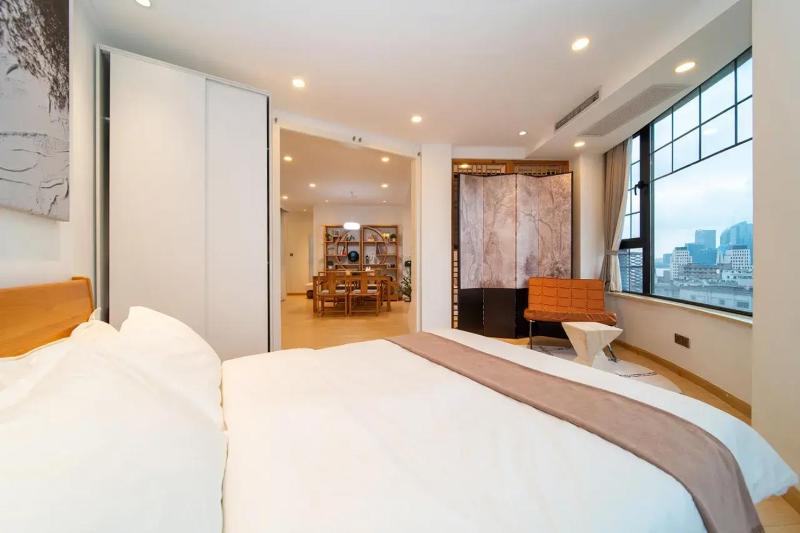 Charming Lodge with Lujiazui Night View Steps to The Bund & Metro Lines 10 & 12-Cloudy Joy Home - image 2