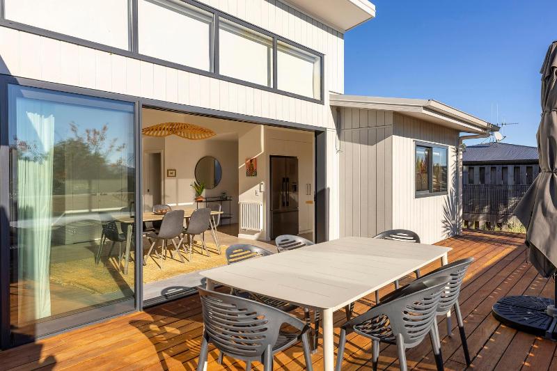 Idyllic Getaway - modern and stylish with private spa - image 4