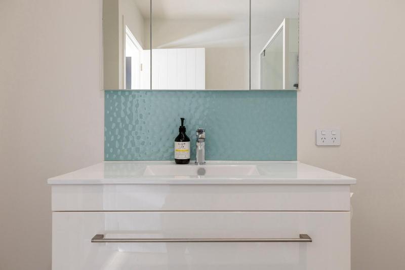 Idyllic Getaway - modern and stylish with private spa - image 26