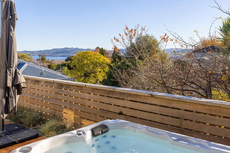 Idyllic Getaway - modern and stylish with private spa - image 14