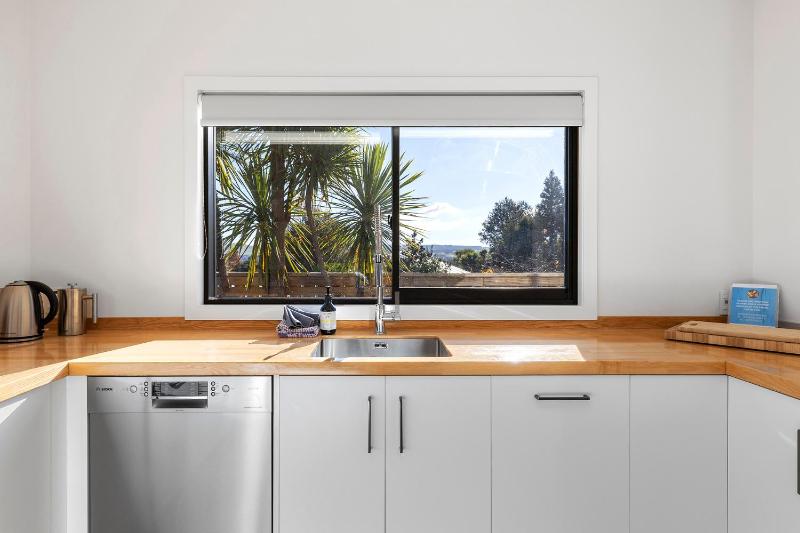 Idyllic Getaway - modern and stylish with private spa - image 19