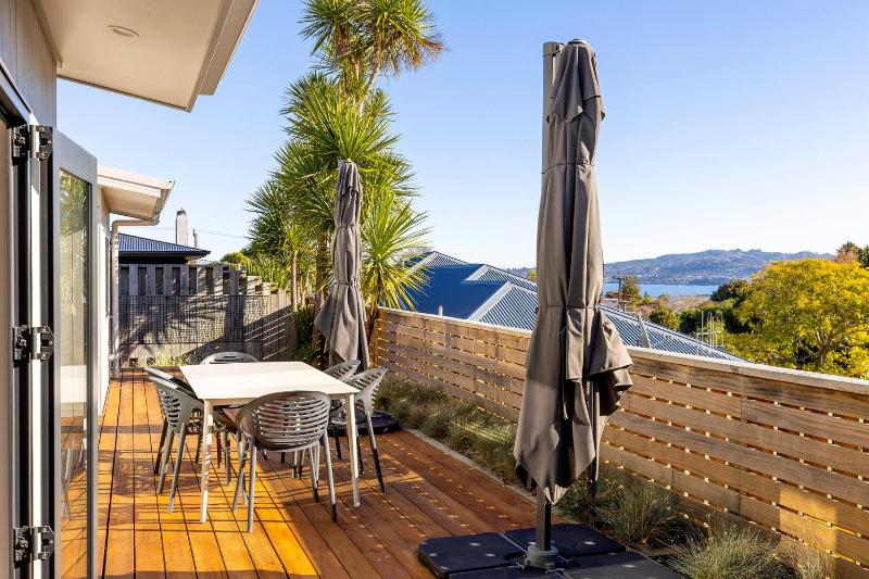 Idyllic Getaway - modern and stylish with private spa - image 24