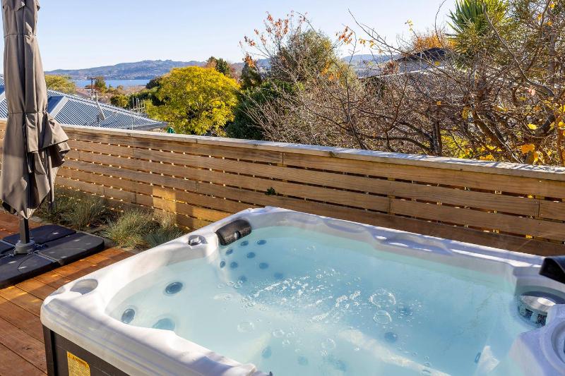 Idyllic Getaway - modern and stylish with private spa - image 22
