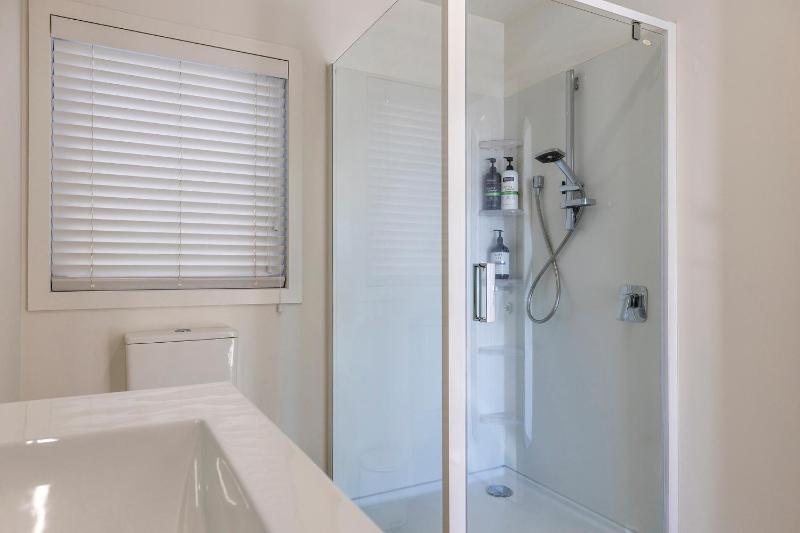 Idyllic Getaway - modern and stylish with private spa - image 21