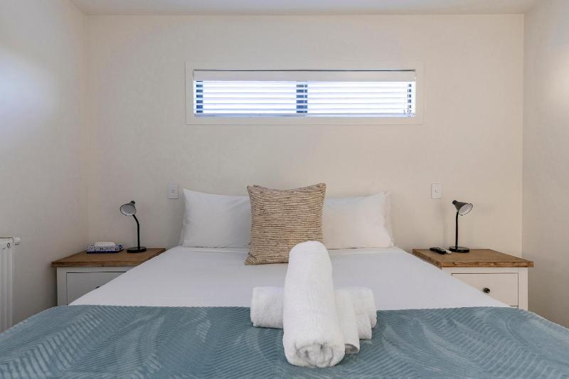 Idyllic Getaway - modern and stylish with private spa - image 9
