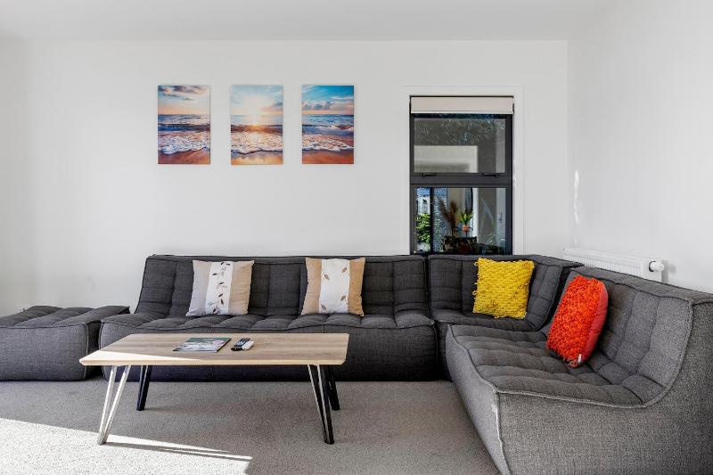 Idyllic Getaway - modern and stylish with private spa - image 2