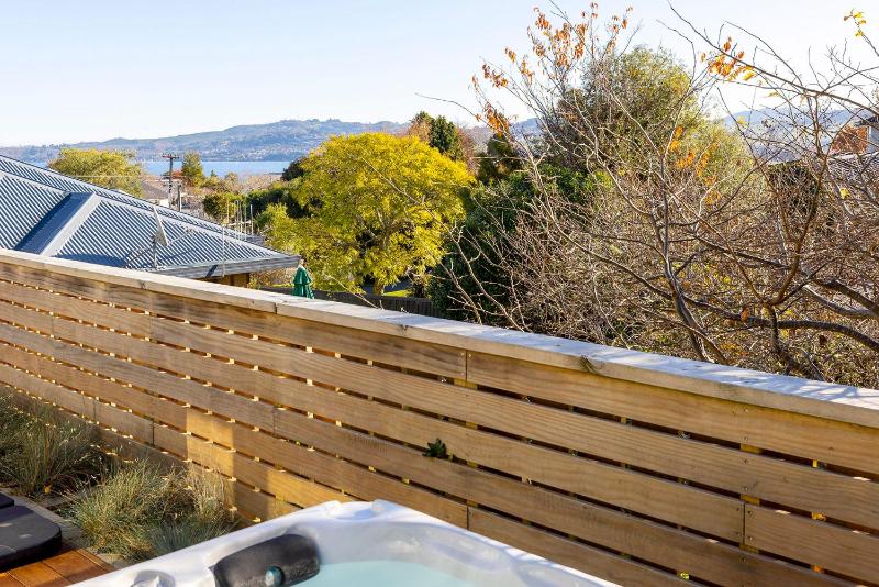 Idyllic Getaway - modern and stylish with private spa - image 40