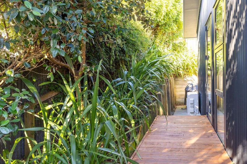 Idyllic Getaway - modern and stylish with private spa - image 7